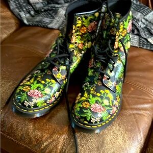Bottes doc Martens noires à motif fleuri, taille 10